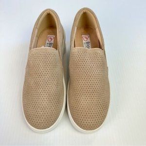 Blondo women Gallert Sand Suede Waterproof Slip On Sneakers Light Brown Size 6.5
